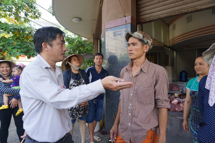 
Anh Lương Tấn Bảo góp ý với Phó Chủ tịch UBND quận Tân Bình Lê Thanh Bình về việc được sử dụng một phần vỉa hè, cơi nới thêm mái che để tránh nắng
