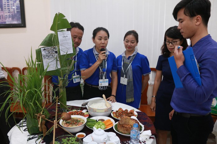 Các thí sinh tham gia hội thi “Khéo tay vào bếp” do Công đoàn Tổng Công ty Xây dựng Sài Gòn tổ chức Ảnh: BẠCH ĐẰNG