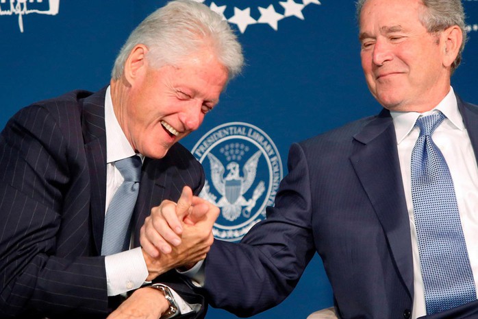 Hai cựu Tổng thống Bill Clinton và George W. Bush tại buổi ra mắt Chương trình Học bổng Lãnh đạo tổng thống ở Mỹ năm 2014 Ảnh: REUTERS