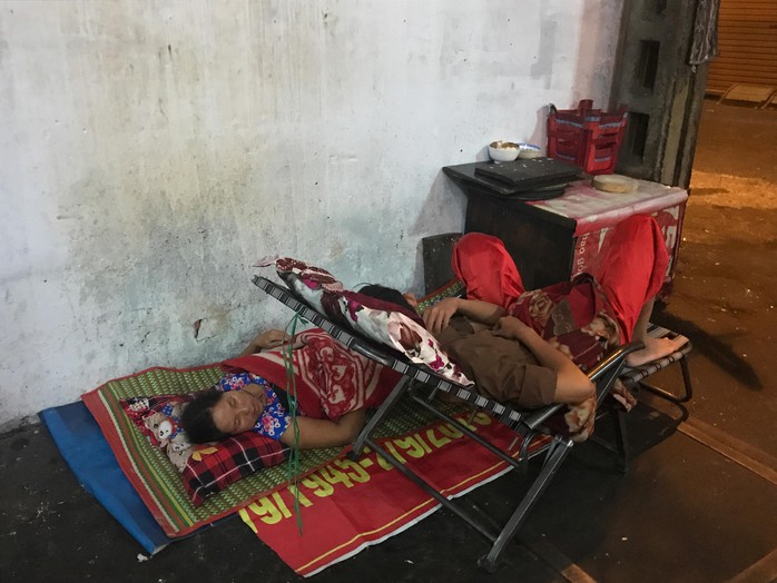 Phải ở chung nhiều hộ trong một căn nhà chật hẹp nên ban đêm, có người phải mang giường xếp ra ngủ ở vỉa hè. Ảnh chụp tại hẻm 291 Võ Văn Tần, quận 3, TP HCM