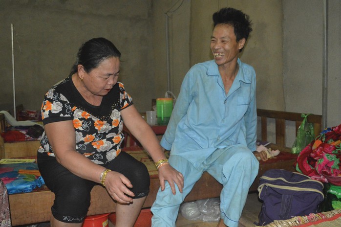 Bà Lò Thị Tiếng chữa trị cho anh Nguyễn Quốc Hương, bị ngộ độc thuốc diệt cỏ