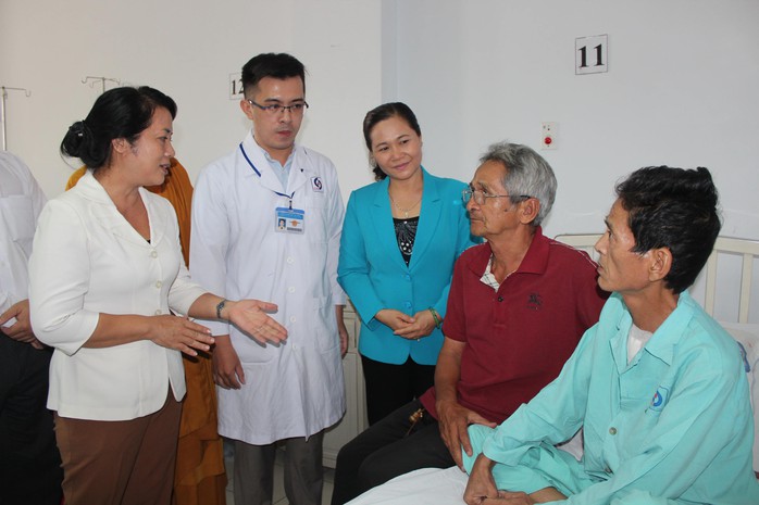 Lãnh đạo Thành ủy TP HCM và LĐLĐ TP thăm anh Trần Minh Hiệp, công nhân Công ty Dịch vụ công ích quận Gò Vấp (bìa phải), được mổ tim miễn phí từ chương trình “Trái tim nghĩa tình”