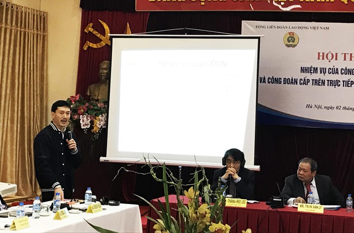 Ông Nguyễn Mạnh Cường (đứng) nêu lên những khó khăn trong hoạt động Công đoàn tại hội thảo