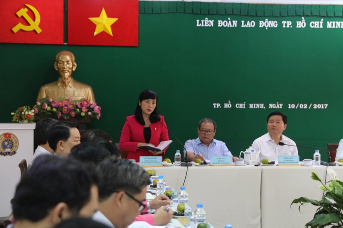 Chủ tịch LĐLĐ TP HCM Trần Kim Yến báo cáo với Thường trực Thành ủy về hoạt động Công đoàn TP Ảnh: Hồng Đào