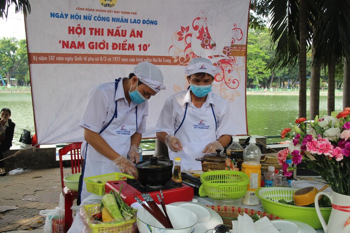 Các thí sinh tham gia hội thi “Nam giới điểm 10” tại Ngày hội nữ công nhân lao động do Công đoàn Dệt may TP HCM tổ chức