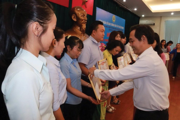 Ông Nguyễn Ngọc Nhân, Phó Chủ nhiệm Ủy ban Kiểm tra LĐLĐ TP HCM, tặng giấy khen cho các đơn vị xuất sắc