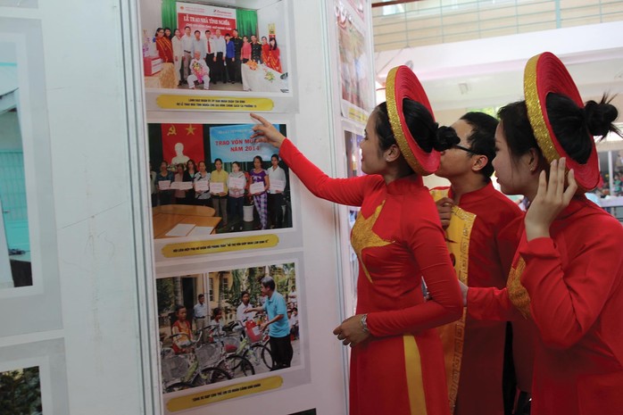 CNVC-LĐ quận Tân Bình, TP HCM, xem triển lãm ảnh về cuộc vận động học tập và làm theo gương Bác Hồ