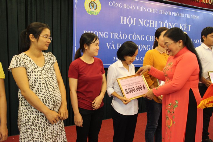 Bà Nguyễn Thị Bích Thủy, Phó Chủ tịch LĐLĐ TP HCM, trao tiền hỗ trợ cho gia đình CNVC-LĐ bị ảnh hưởng bởi bão, lũ