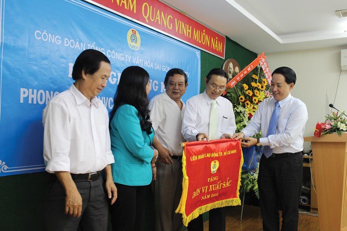 Ông Kiều Ngọc Vũ, Phó Chủ tịch LĐLĐ TP HCM, trao cờ thi đua LĐLĐ TP cho Công đoàn Tổng Công ty Văn hóa Sài Gòn