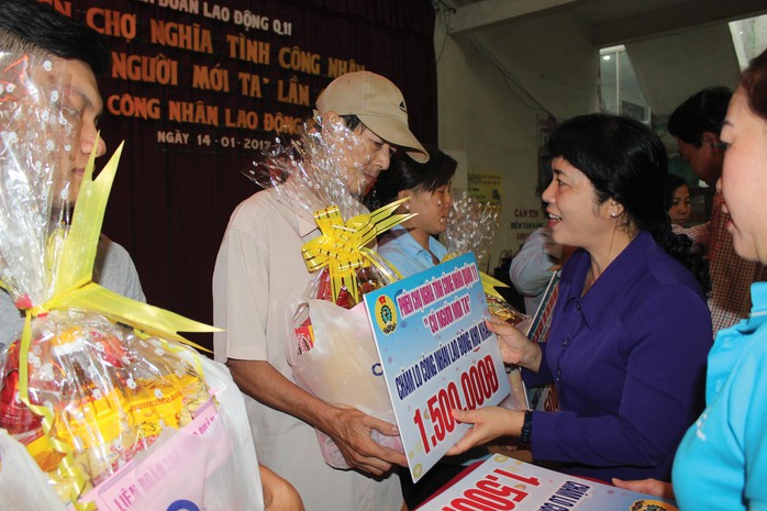 Bà Trần Kim Yến, Chủ tịch LĐLĐ TP HCM, trao quà cho công nhân bị bệnh hiểm nghèo