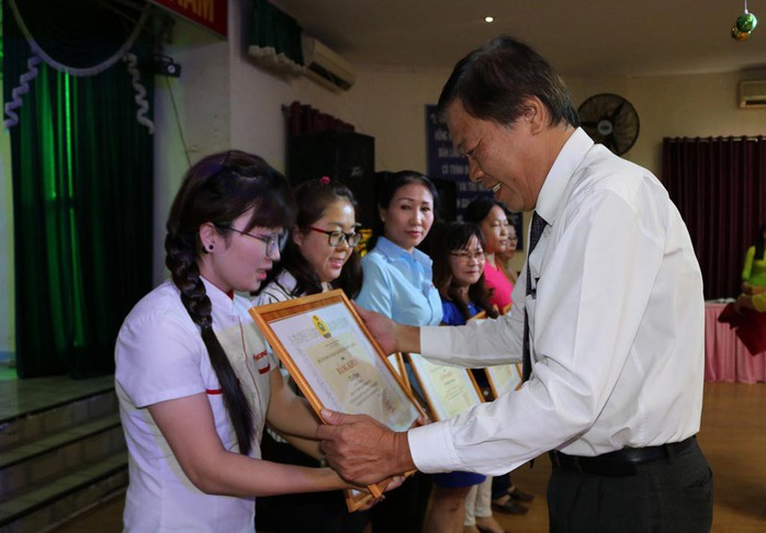Ông Nguyễn Tuấn - Phó Chủ tịch LĐLĐ quận 11, TP HCM - trao bằng khen cho các cá nhân xuất sắc