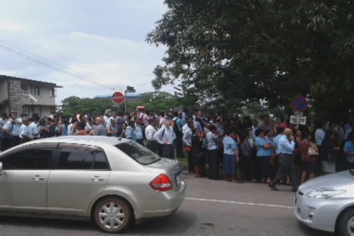 
Người dân làm việc tại các tòa nhà ở TP Suva - Fiji mau chóng sơ tán. Ảnh: Kelvin Anthony
