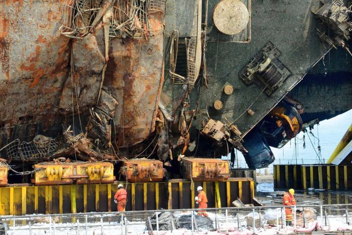 
Phà Sewol được trục vớt vào tuần trước sau gần 3 năm nằm dưới đáy đại dương. Ảnh: AP
