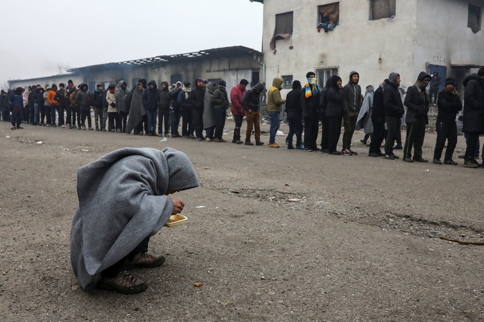 
Người di cư xếp hàng lãnh thực phẩm miễn phí ở Belgrade - Serbia vào cuối tháng 12-2016Ảnh: REUTERS
