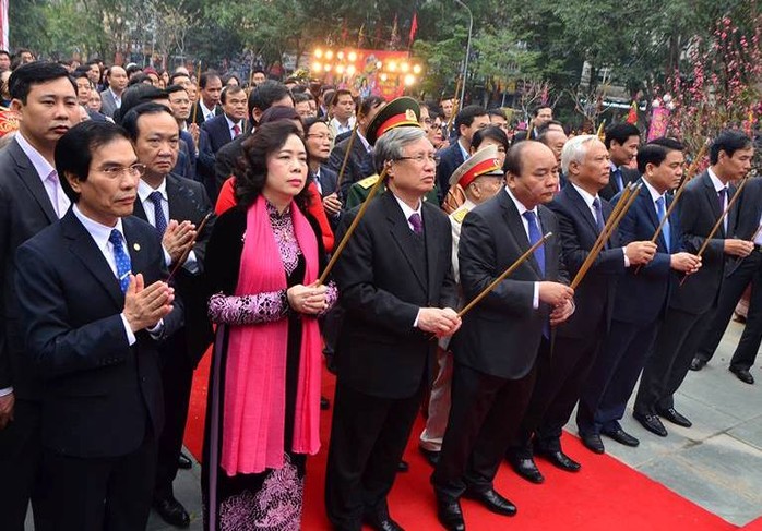 Thủ tướng Nguyễn Xuân Phúc cùng đại diện lãnh đạo các bộ, ngành và TP Hà Nội dâng hương tại Lễ hội Gò Đống Đa