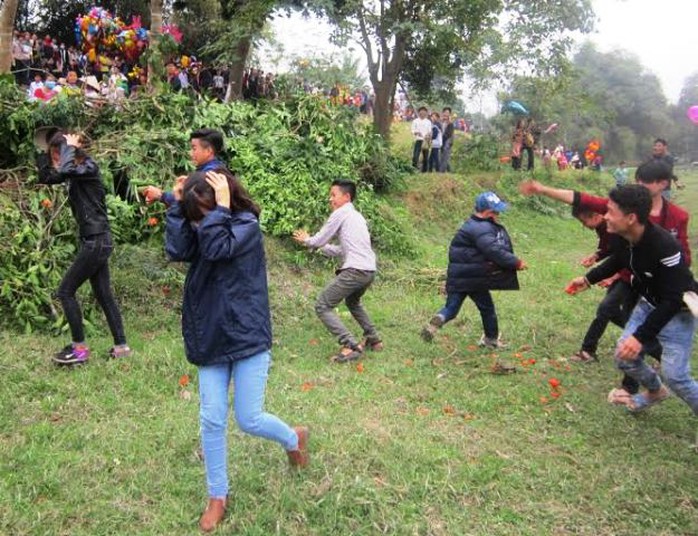 
Dù ai cũng có thể tham gia nhưng những người choảng nhau thường là thanh niên và đối tượng bị ném nhiều nhất có lẽ là những cố gái trẻ đẹp
