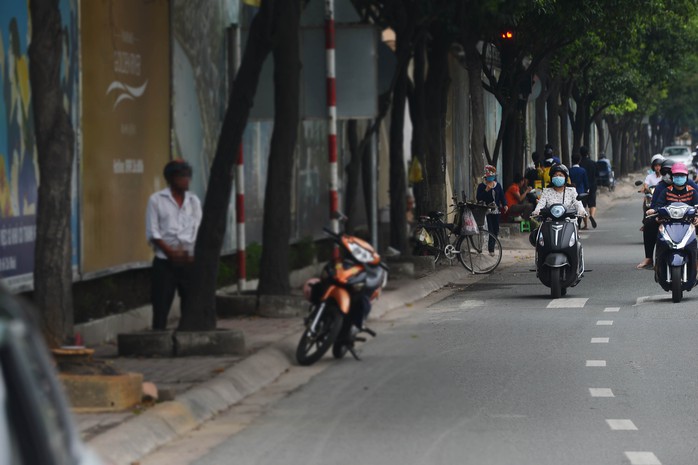 
Không chỉ lén lút ở những gốc cây, góc đường vắng vẻ mà thậm chí ngay trên nhiều tuyến đường tấp nập như Nguyễn Hữu Cảnh (quận Bình Thạnh, TP HCM), nhiều người vẫn vô tư tè bậy.
