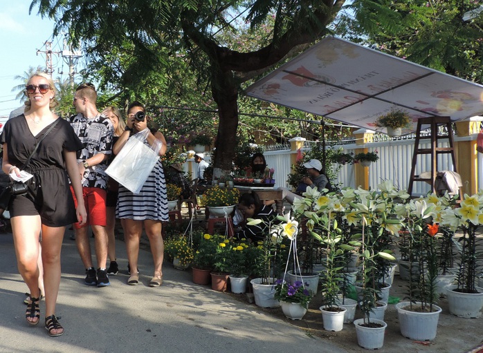 Các du khách Anh Quốc dạo chợ hoa Xuân đường Trần Hưng Đạo