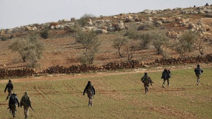 
Phiến quân do Thổ Nhĩ Kỳ hậu thuẫn ở gần thị trấn Al-Bab. Ảnh: Reuters
