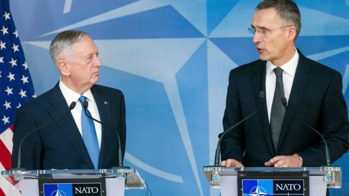 
Bộ trưởng Quốc phòng Mỹ James Mattis (trái) và Tổng thư ký NATO Jens Stoltenberg tại cuộc họp báo hôm 15-2. Ảnh: EPA
