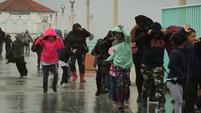 
Học sinh mắc mưa lớn tại TP Los Angeles. Ảnh: AP
