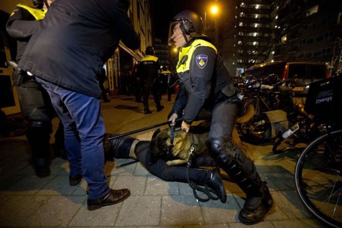 
Cảnh sát Hà Lan dùng chó nghiệp vụ giải tán người biểu tình ở TP Rotterdam. Ảnh: AP
