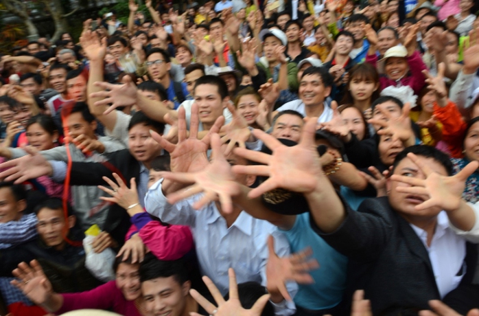 
Người dân cướp lộc ở lễ hội chùa Hương vào mùng 6 tháng giêng năm Đinh Dậu. Ảnh: Tiến Tuấn
