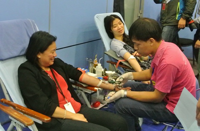 
Một người tình nguyện hiến máu
