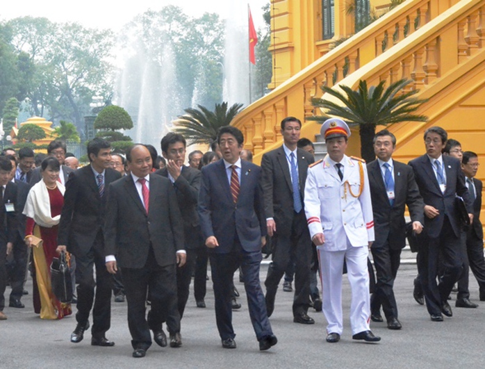 
Hai Thủ tướng trò chuyện - Ảnh: Nguyễn Hưởng
