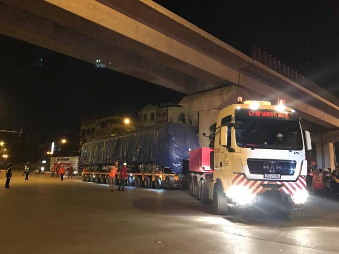 Chiếc xe siêu trường, siêu trọng chở đầu tàu vào khu vực cẩu