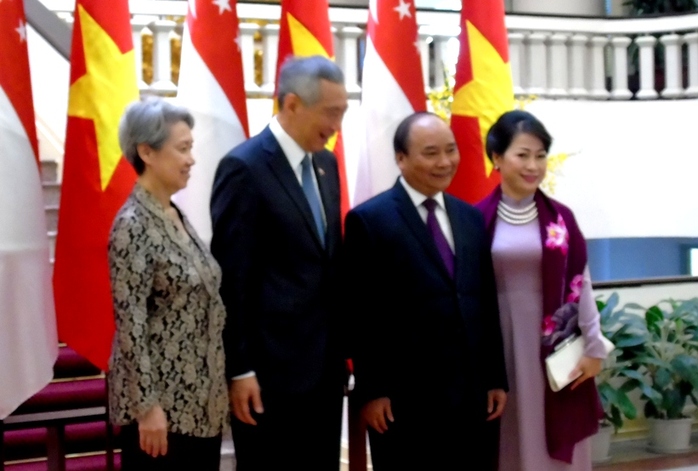 
Hai Thủ tướng chụp ảnh cùng Phu nhân
