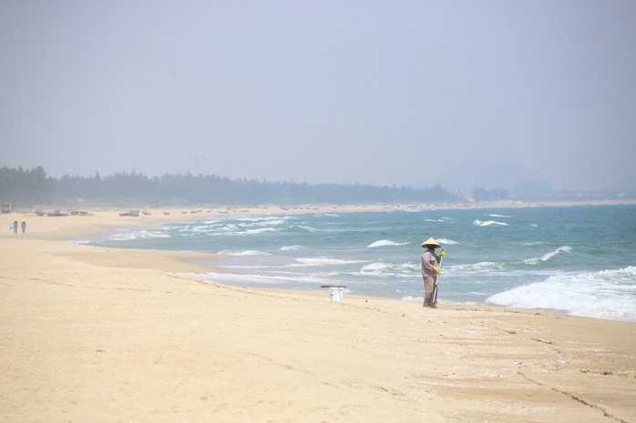Dọn dẹp rác trên bãi biển Hà My