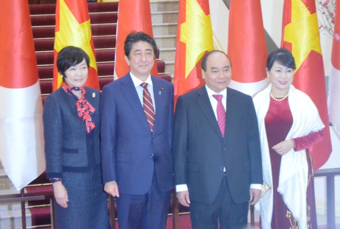 Hai Thủ tướng và phu nhân chụp ảnh - Ảnh: Nguyễn Hưởng