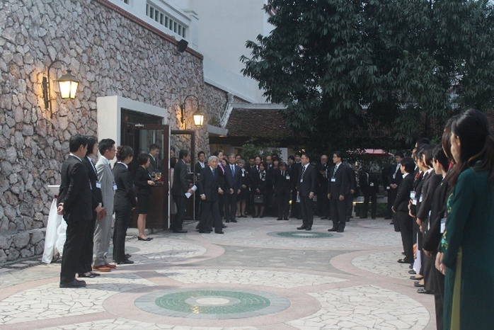 Cuộc gặp mặt diễn ra tại khoảnh sân vườn trong khuôn viên khách sạn nơi Nhà vua và Hoàng hậu Nhật Bản lưu lại trong thời gian ở Hà Nội
