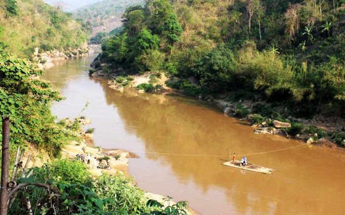 
Để vào những cánh rừng mộ đá phải vượt qua dòng sông Mã
