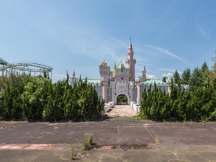 Nara Dreamland trước kia gây ấn tượng mạnh với nhiều công trình hệt trong truyện cổ tích. Ảnh: Romain Veillon