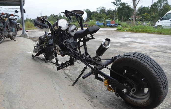 
Chiếc mô tô có một không hai này hiện đang được tạm giữ tại kho giữ xe vi phạm của CSGT TP Đà Nẵng tại xã Hòa Nhơn, huyện Hòa Vang

 
