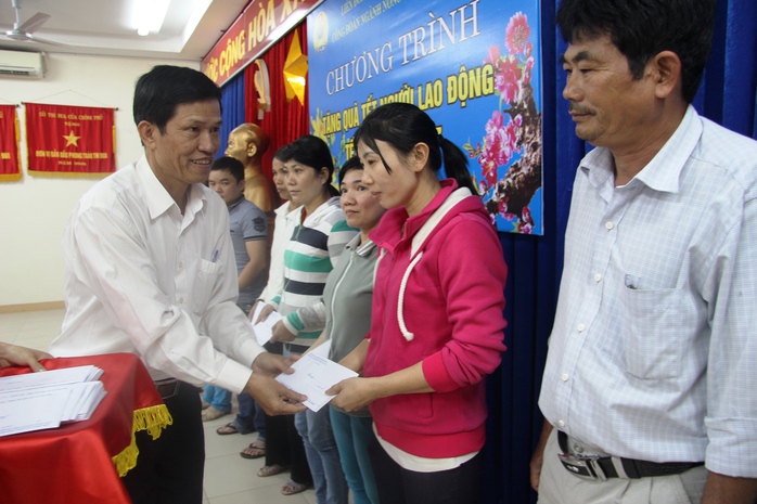 
ông Lê Thế Bình, Chủ tịch Công đoàn Ngành NN-PTNT Khánh Hòa trao quà hỗ trợ công nhân khó khăn
