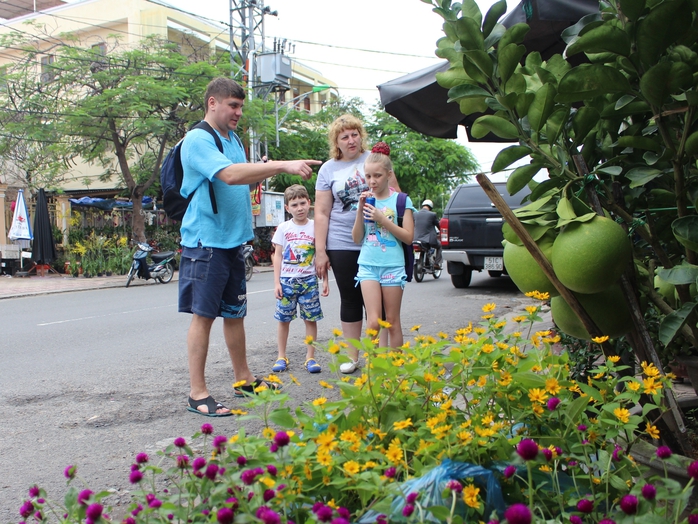 
Một gia đình người Nga đang dạo chợ hoa Nha Trang
