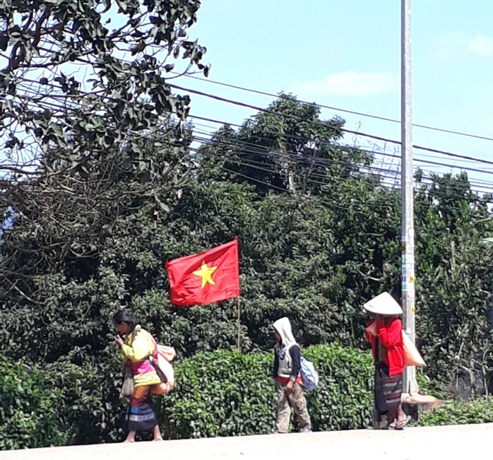 Người đồng bào dân tộc thiểu số ở huyện Hướng Hóa đi xin “lộc” đầu năm 