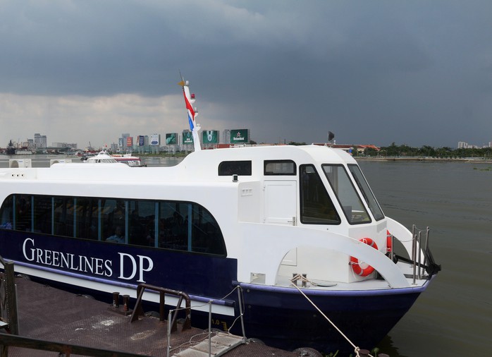 Việc khai thác hiệu quả vận tải hành khách công cộng bằng đường thủy sẽ giảm áp lực cho giao thông bộ. Trong hình là một tàu cánh ngầm hoạt động trên sông Sài Gòn