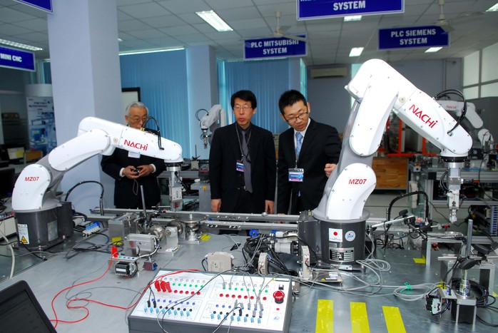 Các robot của Nhật Bản được mang đến Trung tâm Đào tạo Khu Công nghệ cao TP HCM để hỗ trợ đào tạo chuyên gia. Ảnh: Chánh Trung.