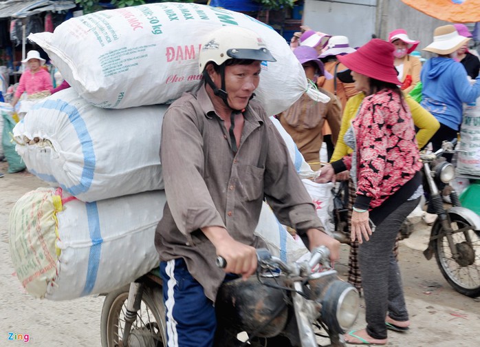 Sau khi thu mua ở chợ, tỏi được vận chuyển đến cảng để kịp chuyến tàu đầu buổi sáng đưa vào đất liền tiêu thụ.