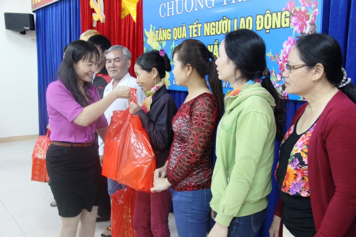 
Bà Nguyễn Thị Hằng, Phó chủ tịch LĐLĐ Khánh Hòa trao quà hỗ trợ người lao động khó khăn
