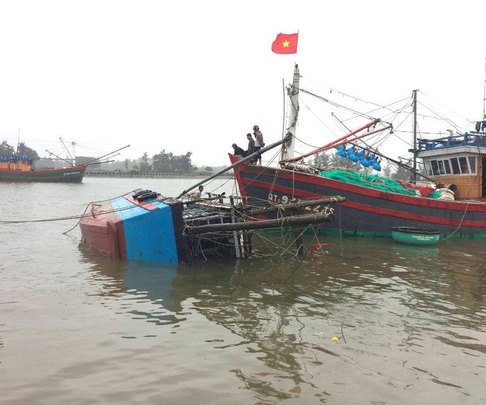 Tàu cá của ngư dân Nguyễn Đức Gỉa bị chìm khi đang neo đậu. 