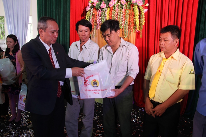 
Ông Nguyễn Hòa, Chủ tịch LĐLĐ tỉnh Khánh Hòa trao quà cho công nhân khó khăn
