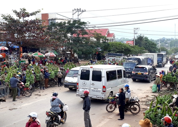 
Lực lượng chức năng phải căng mình điều tiết giao thông, giải tỏa ùn tắt
