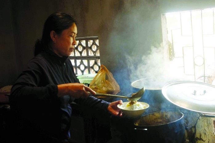 Bà Hương chan nhưn mì cho khách