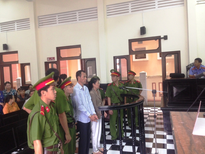 Phạm Thị Ngọc Ánh và Phạm Hữu Tiến tại phiên tòa sơ thẩm