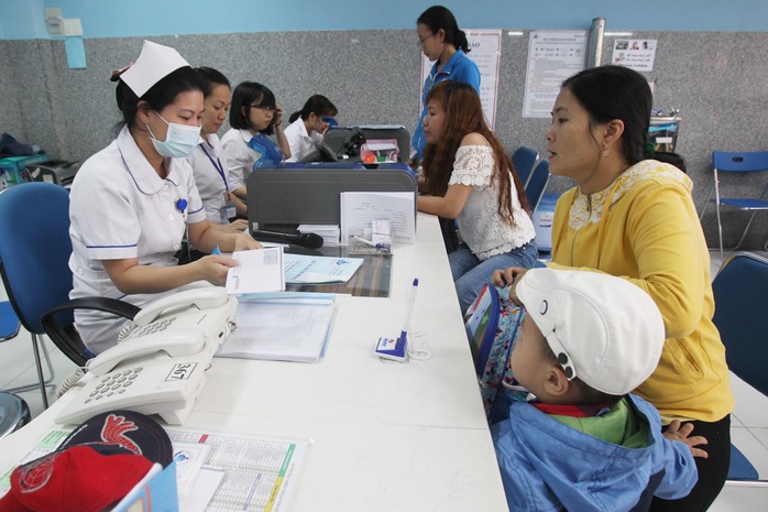 
Phụ huynh đưa trẻ đi khám bệnh tại Bệnh viện Nhi Đồng 1 (TP HCM)Ảnh: HOÀNG TRIỀU
